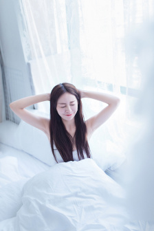 挽起裙子迈开腿扑克图片